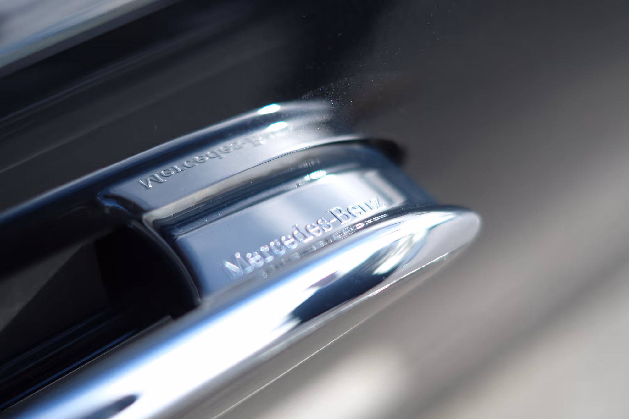 Détail poignée Mercedes Classe S en bokeh, véhicule VTC de luxe à Cannes