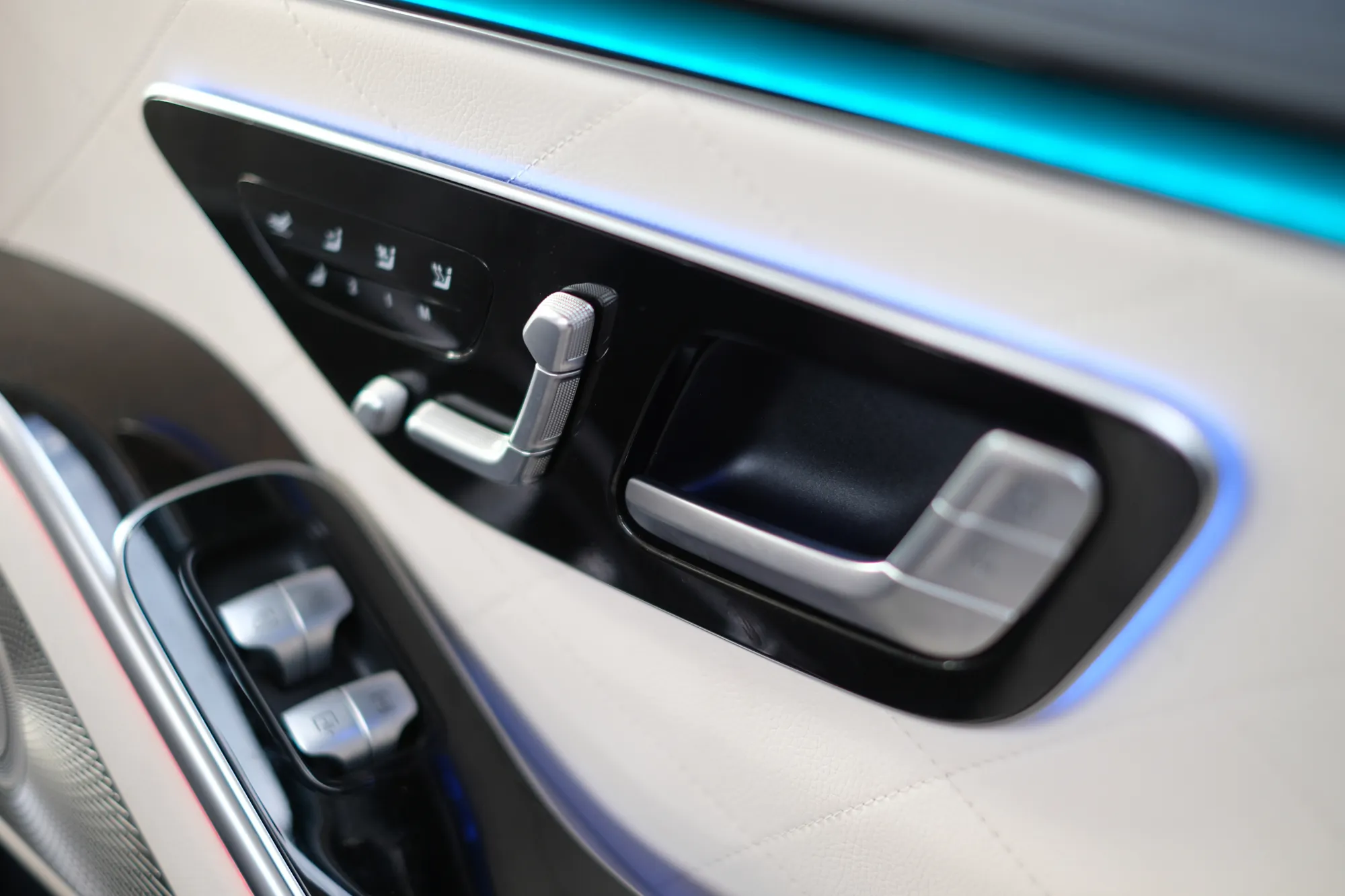 Bouton de réglage des sièges Mercedes Classe S, détail intérieur haut de gamme