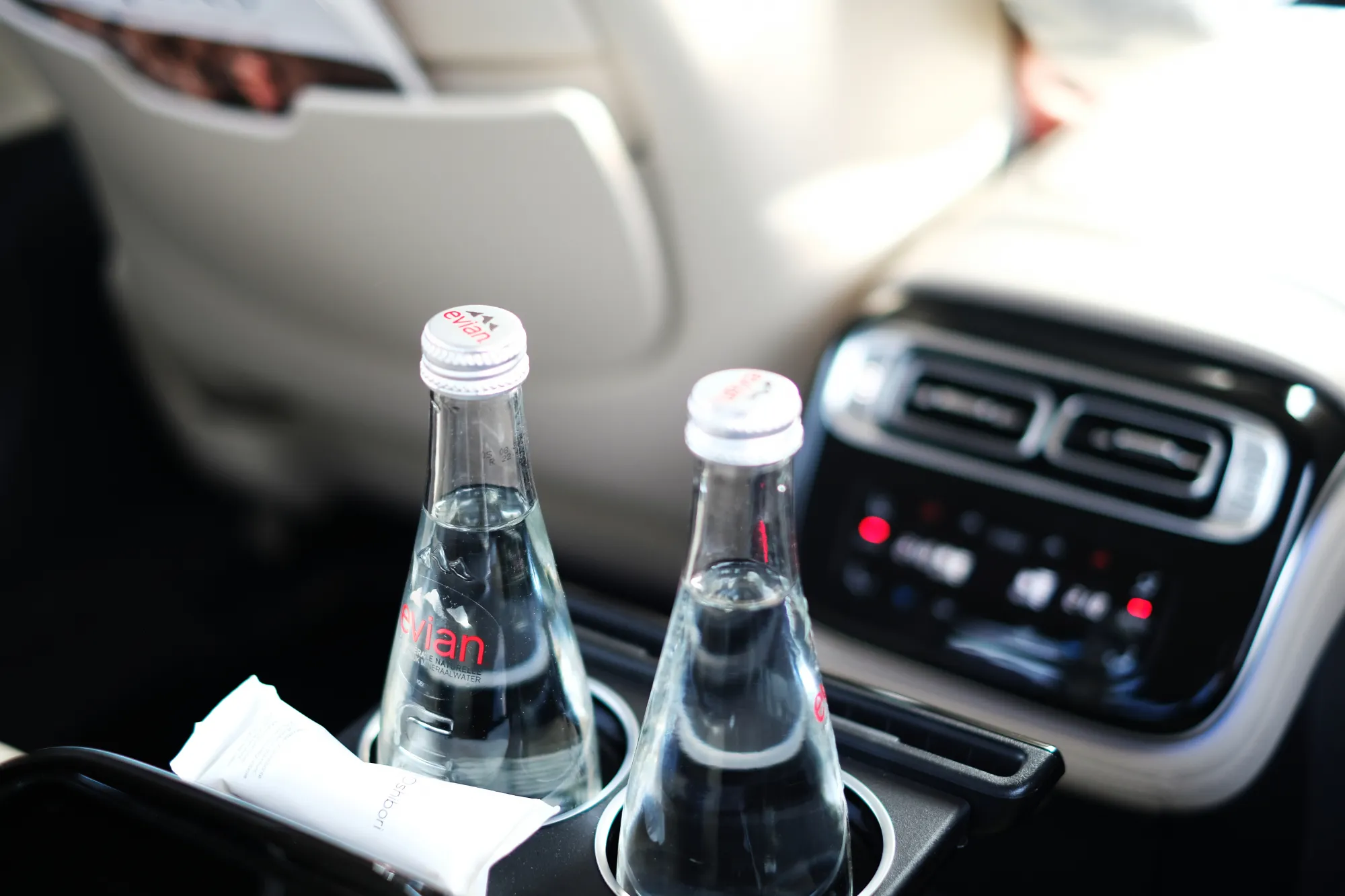 Bouteilles d’eau Evian à disposition des passagers, service VTC de luxe