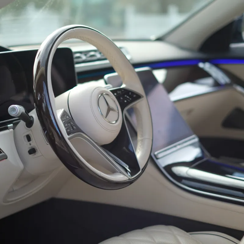 Intérieur en cuir blanc d’une Mercedes Classe S, confort VTC de luxe à Cannes