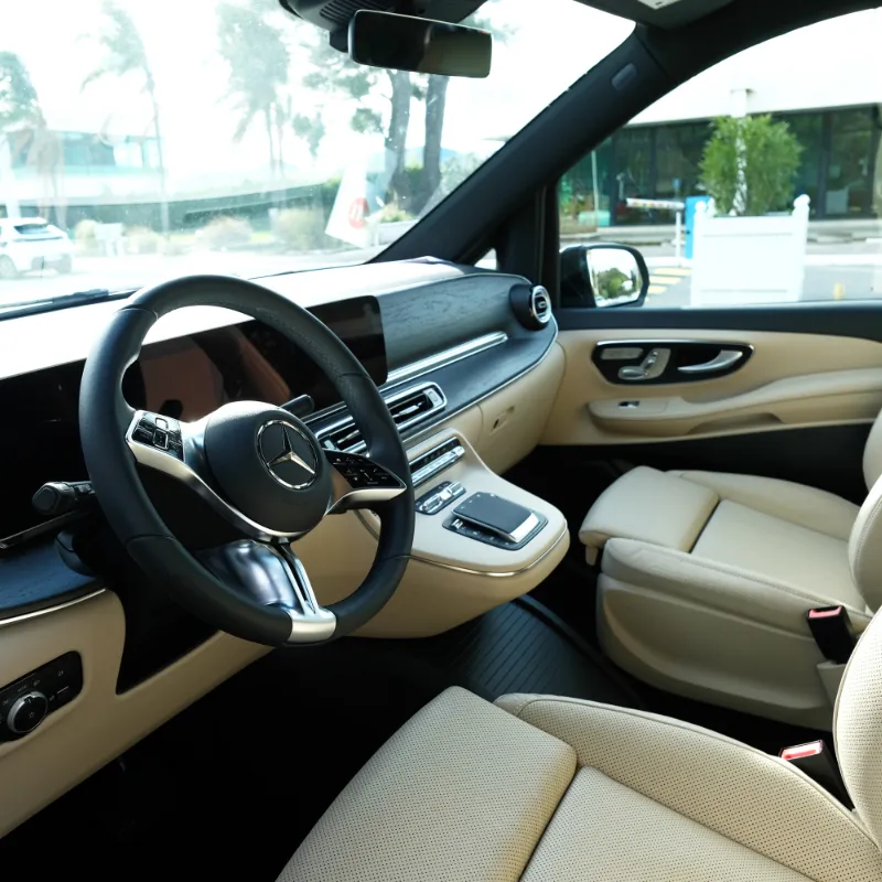 Intérieur en cuir blanc d’une Mercedes Classe V, confort VTC premium à Cannes