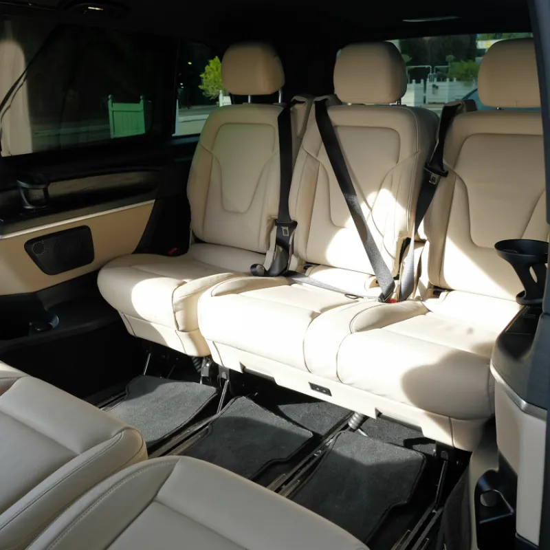 Intérieur en cuir blanc d’une Mercedes Classe V, confort VTC premium à Cannes