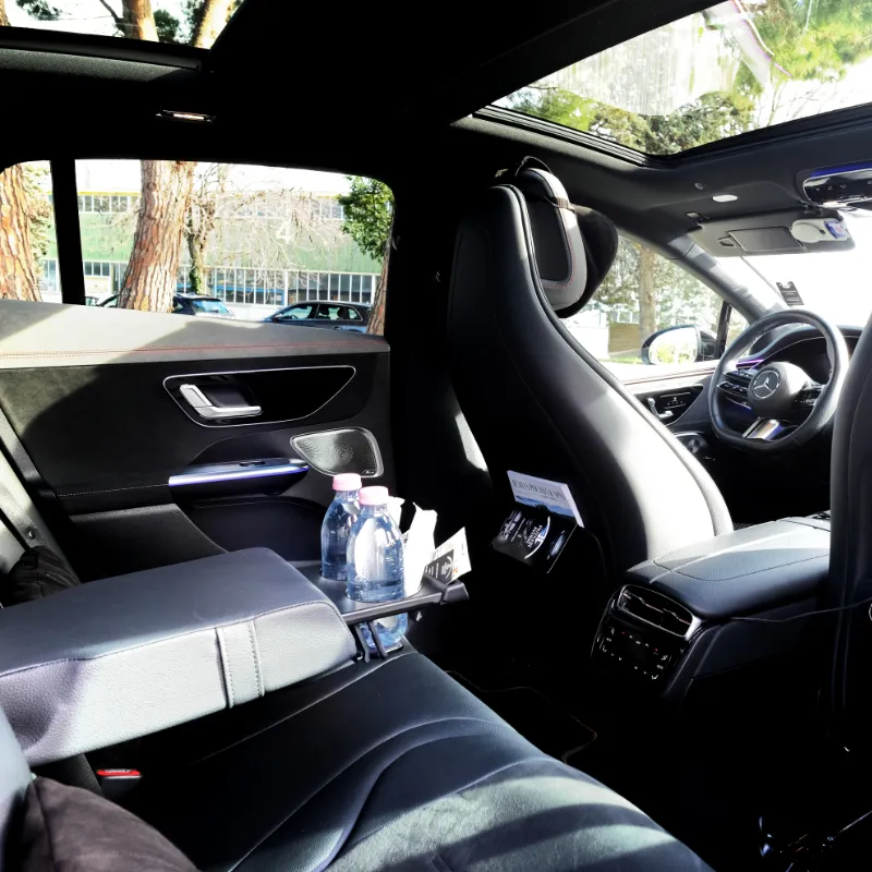 L'intérieur d'une Mercedes EQE dew Privilege Avenue, véhicule VTC électrique haut de gamme à Cannes