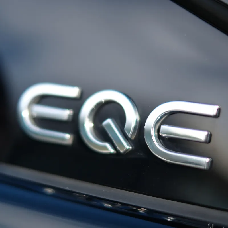 Le logo d'une Mercedes EQE de Privilege Avenue, véhicule VTC électrique haut de gamme à Cannes