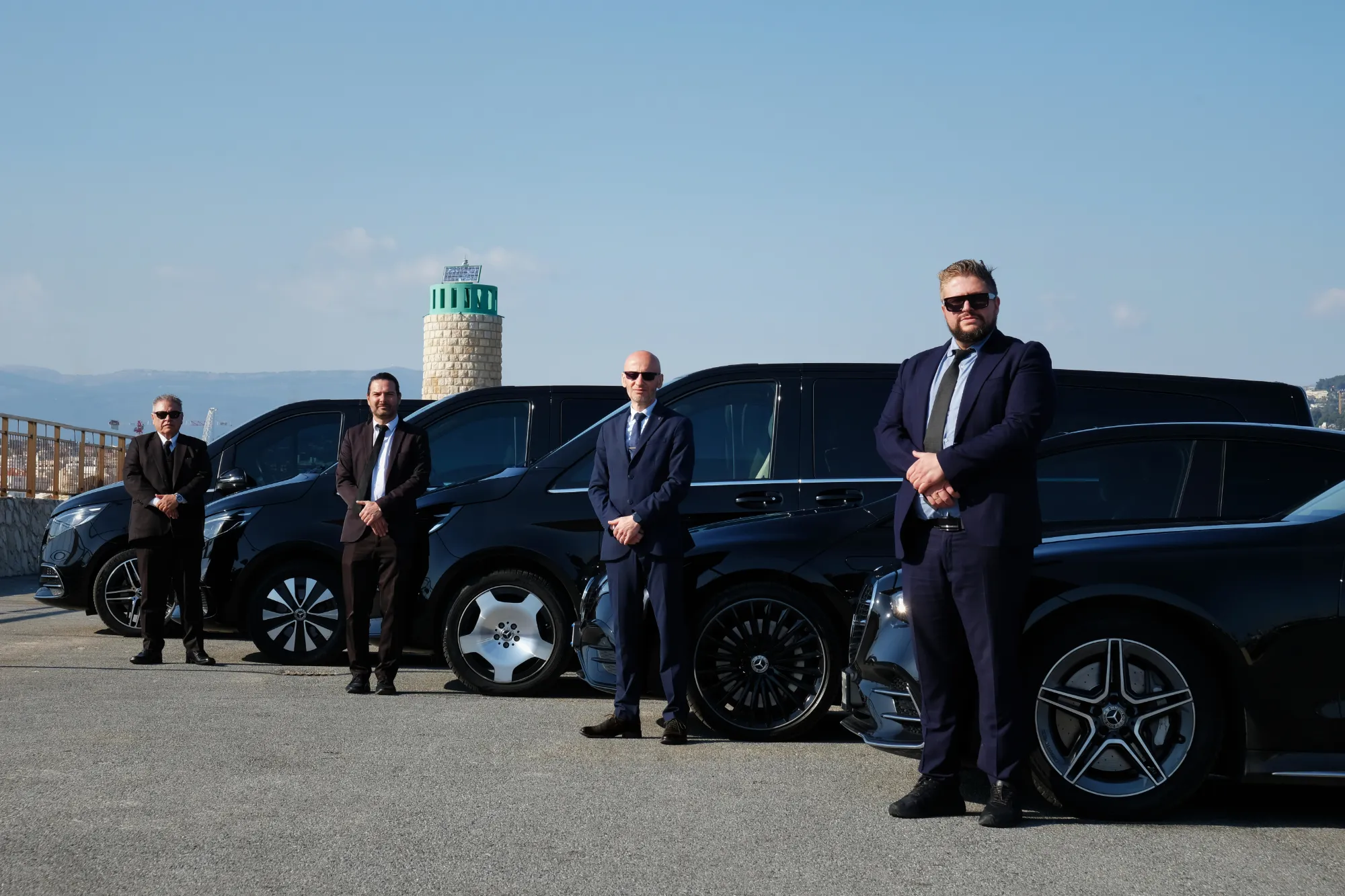 Équipe de chauffeurs privés Privilège Avenue avec véhicules haut de gamme à Cannes