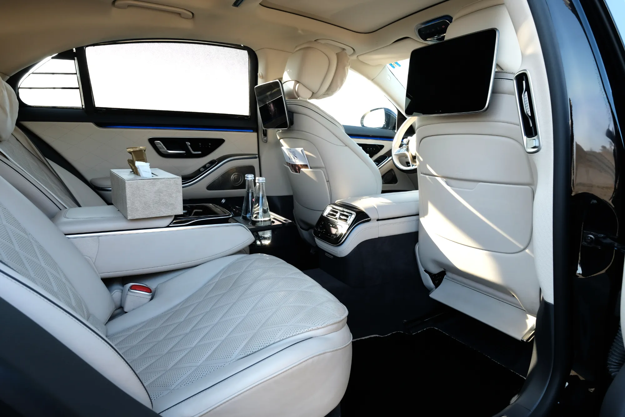 intérieur blanc en cuir d’une Mercedes Classe S, confort premium chauffeur privé de luxe à Cannes