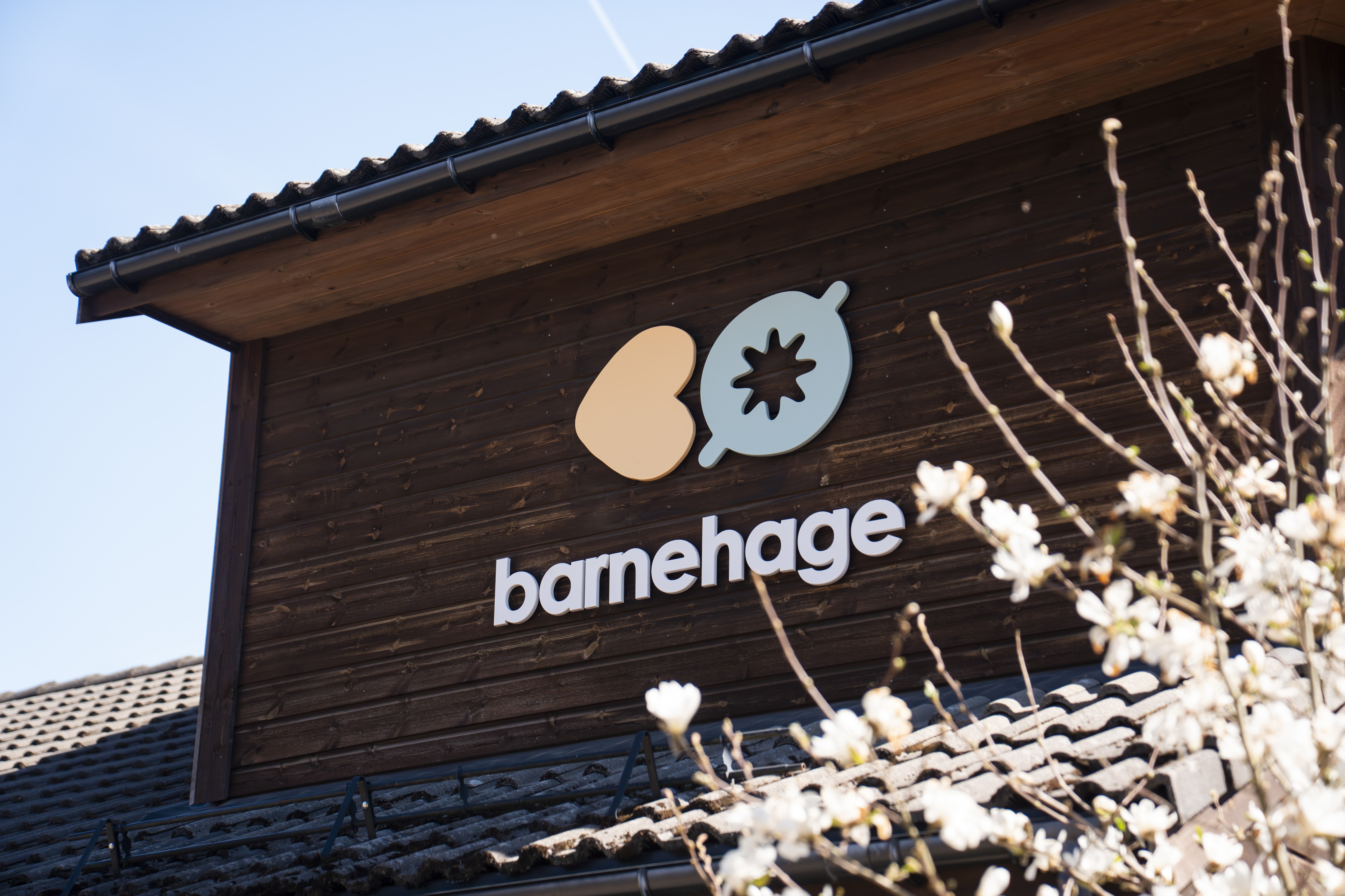 Bø barnehages nye logo på veggen av barnehagebygget