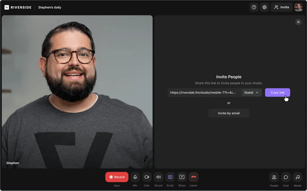 Video call interface showing a man with glasses and beard smiling, with an invite link sharing panel on the right.