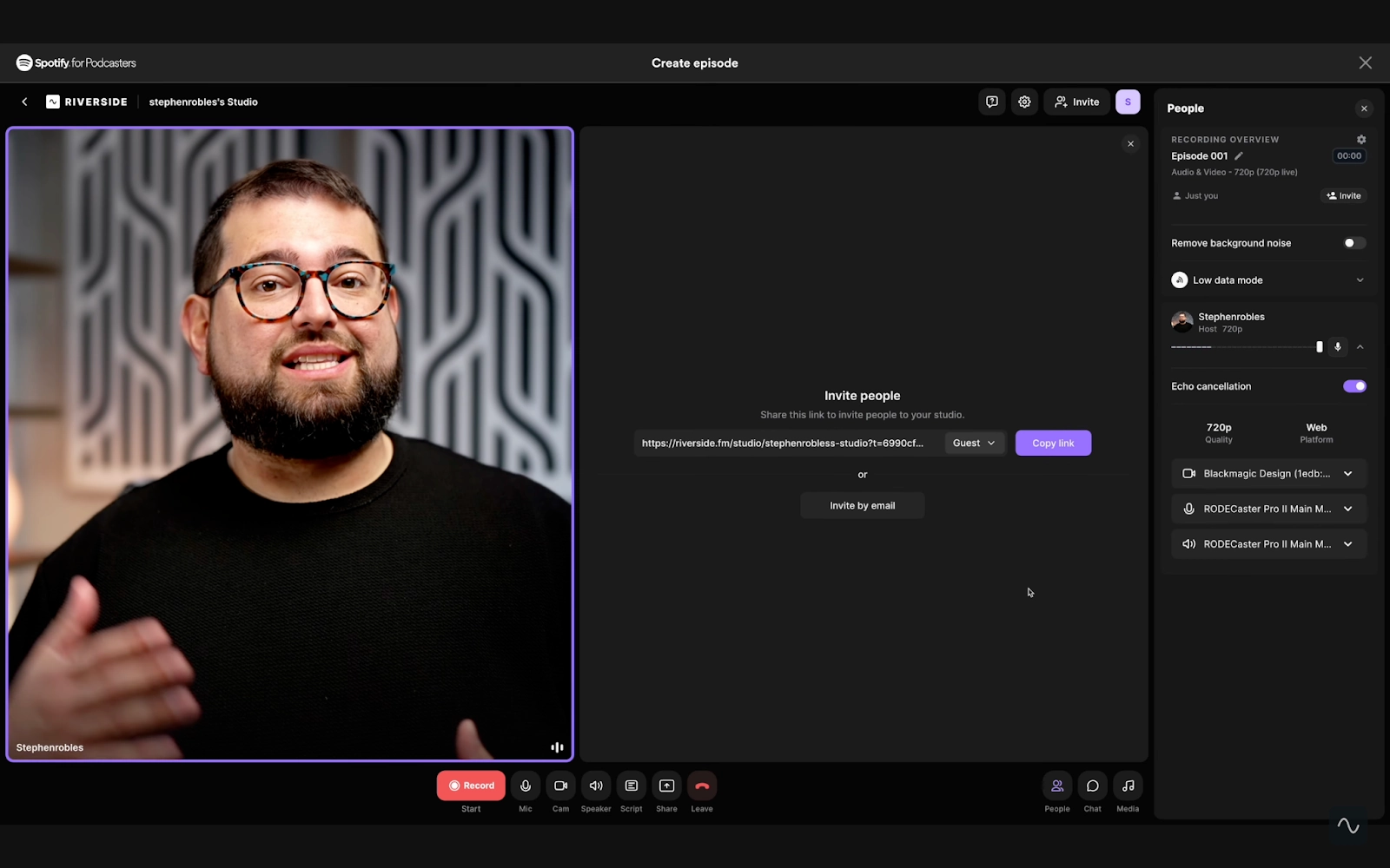 Aufnahmestudio für die Erstellung eines Video-Podcasts auf Spotify mit Riverside