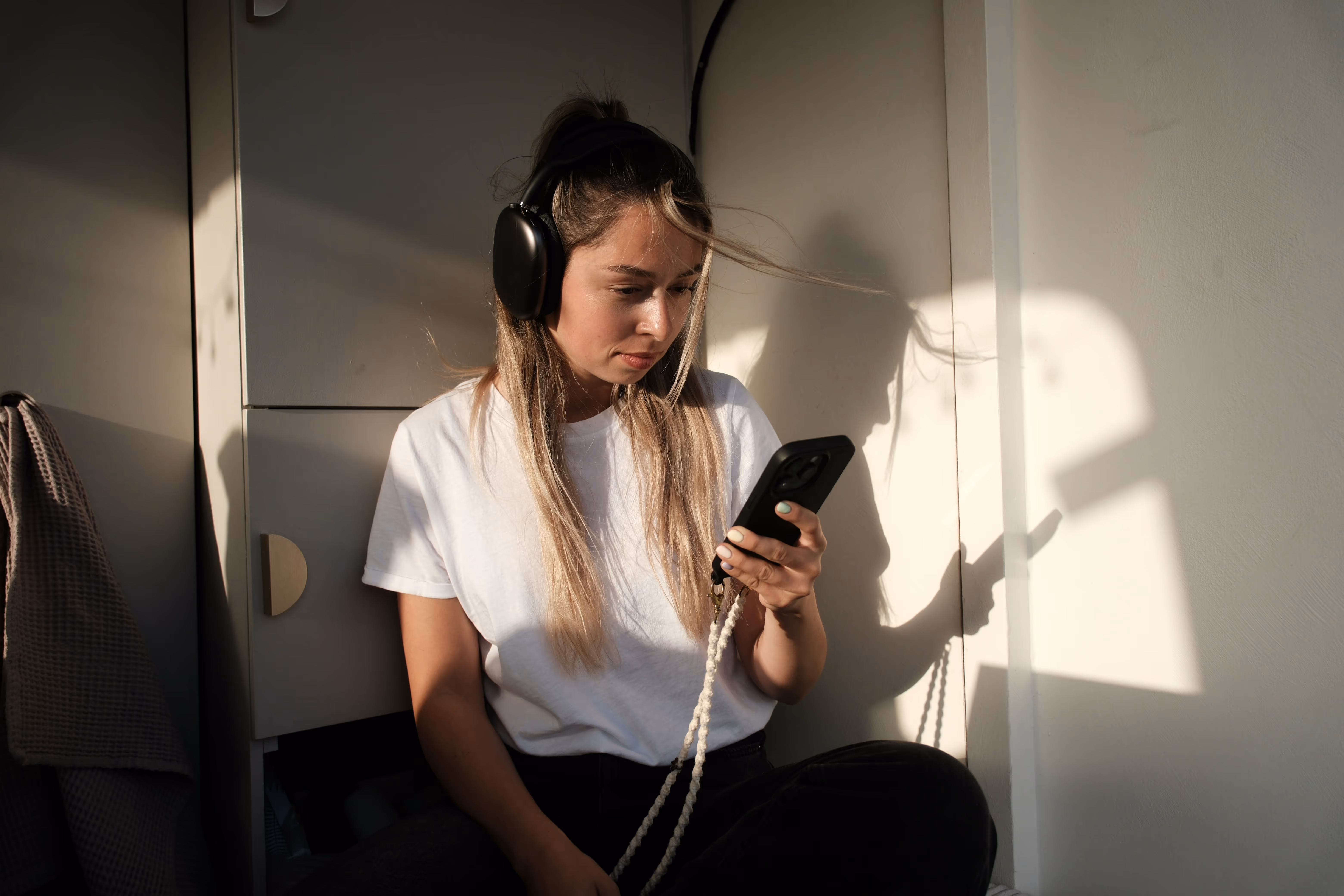 a women with headphones and a smartphone