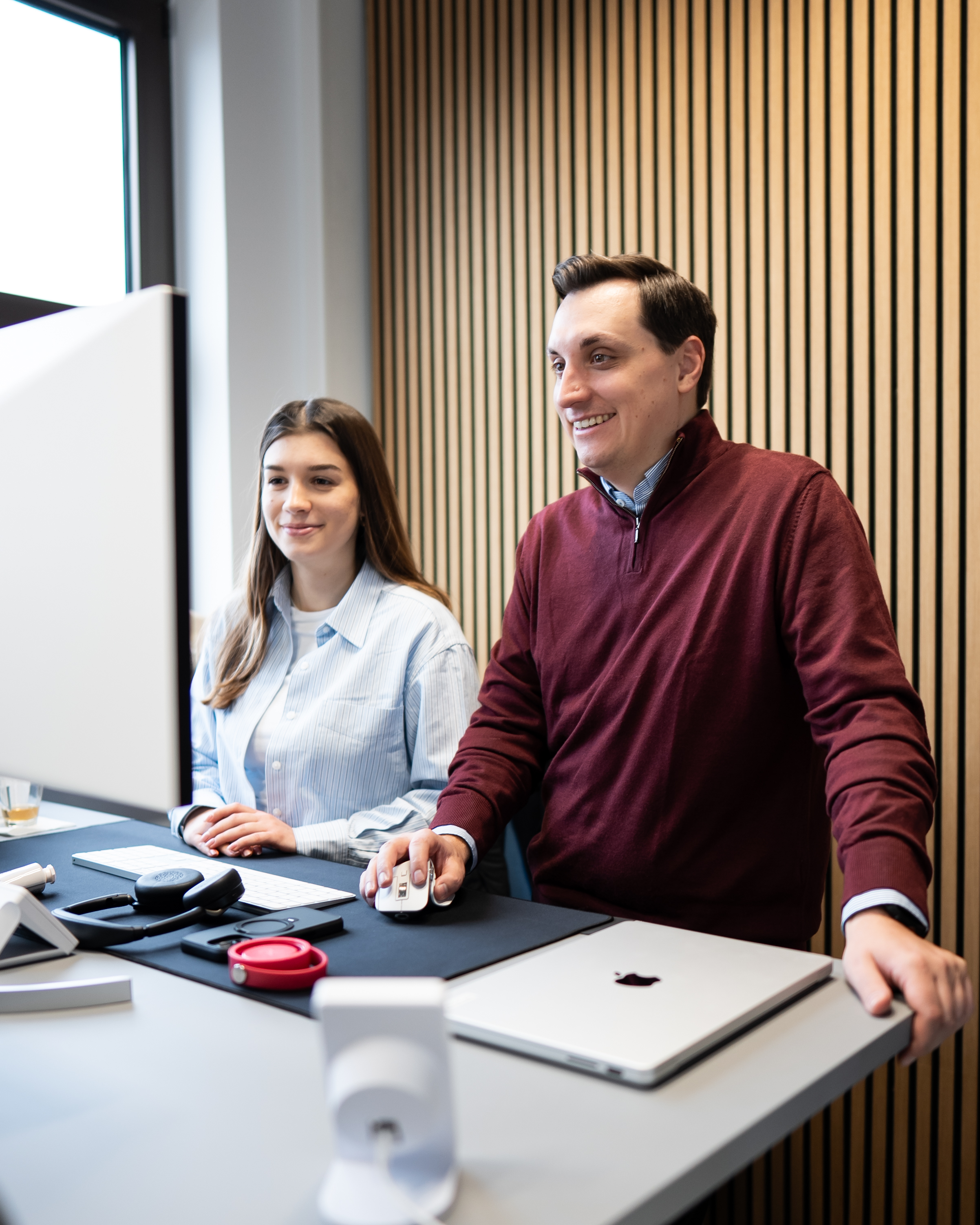 Zwei Personen haben Spaß und schauen auf MacBook