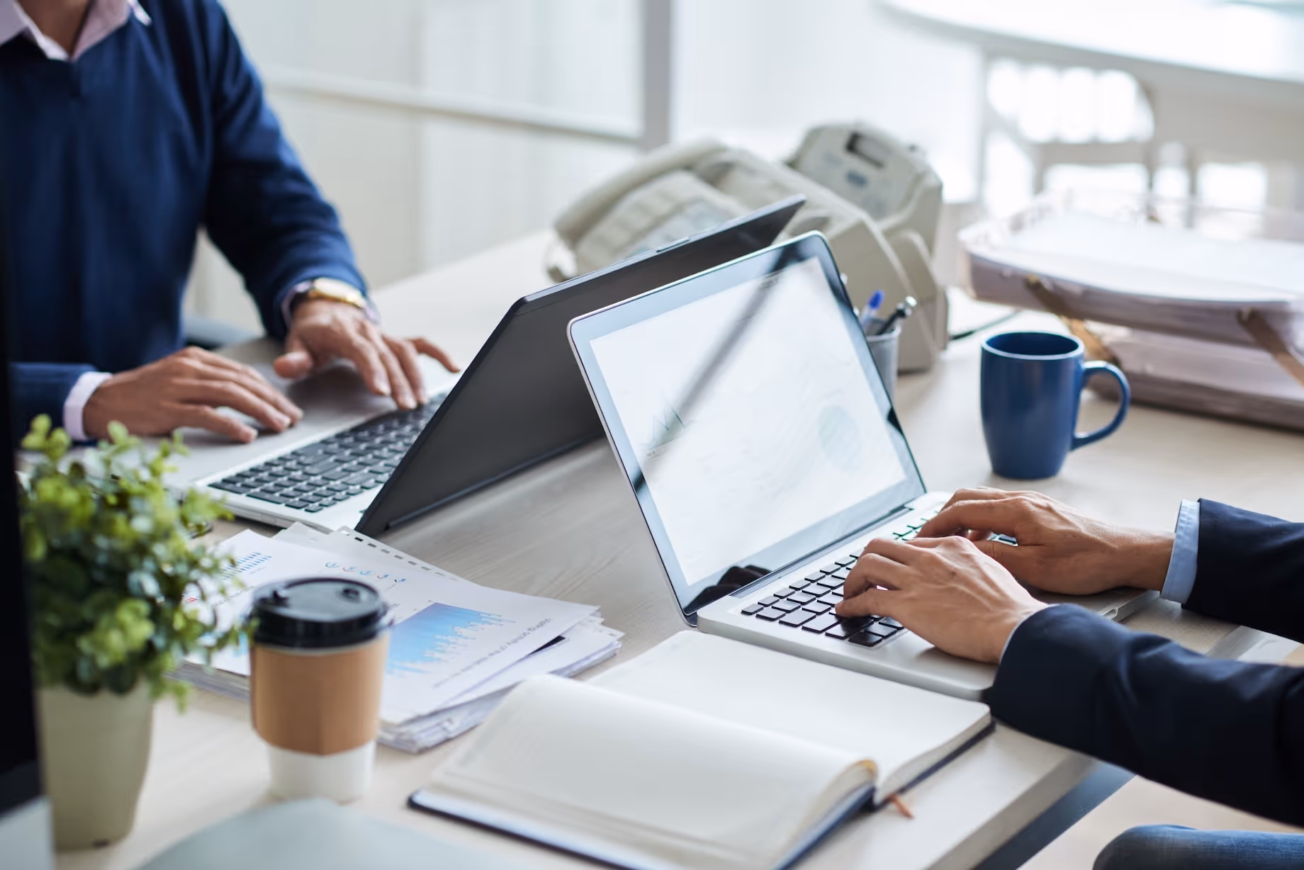 Zwei Personen arbeiten gemeinsam an Laptop