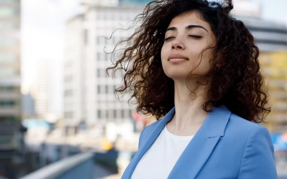 Say Goodbye to Dry, Itchy Eyes with TearRestore NeutraWipe