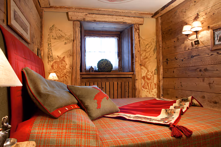 the bedroom of la petite in courmayeur all made in wood