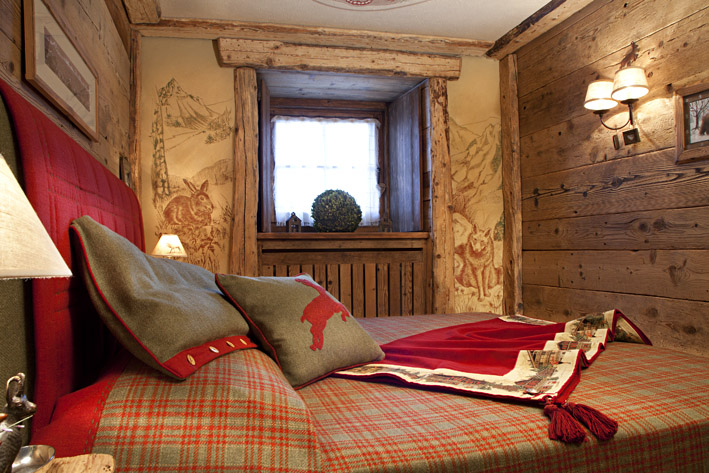 the bedroom of la petite in courmayeur all made in wood