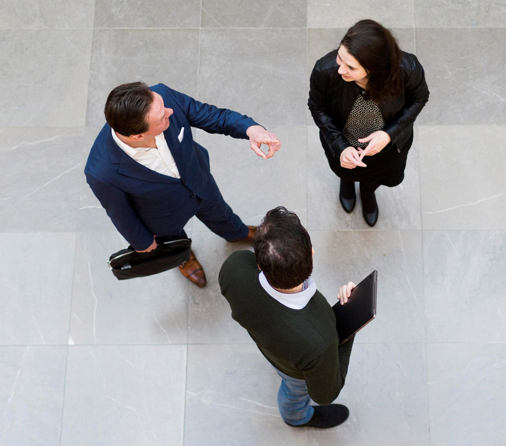 Ineke met collega's in gesprek