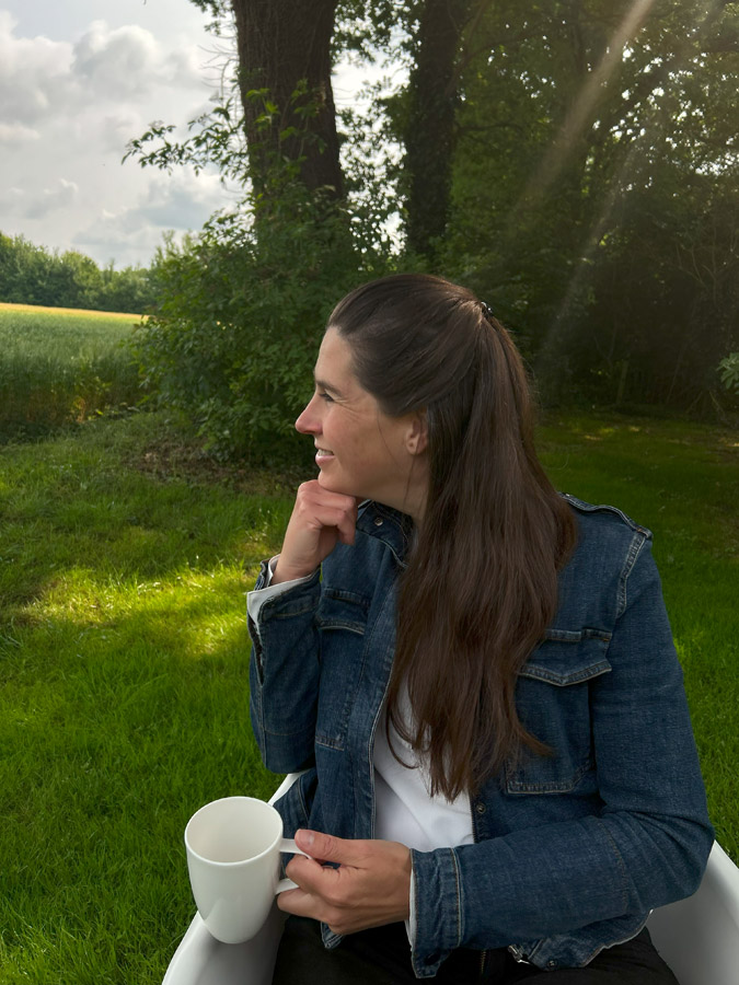 Foto Ineke van WITH!N met groene achtergrond