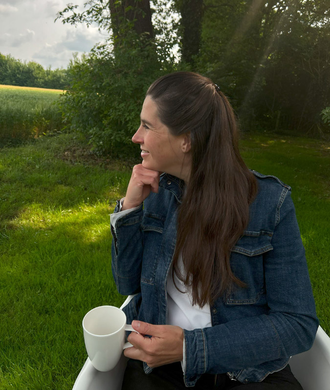 Foto Ineke van WITH!N met groene achtergrond