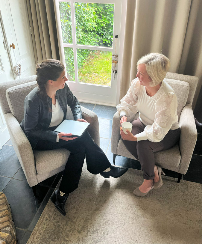 Ineke in gesprek met client