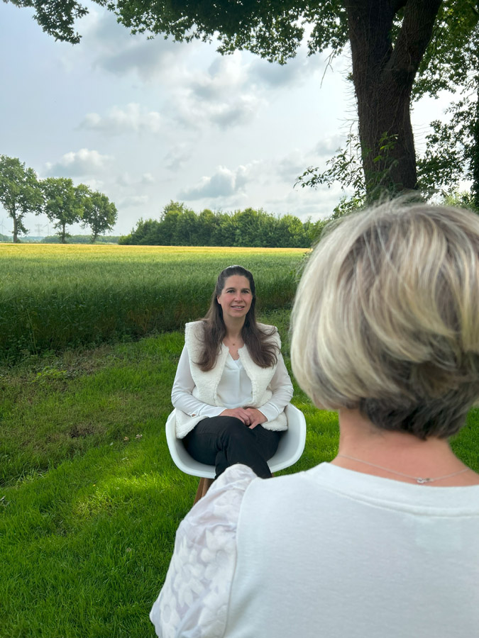 Ineke in coaching gesprek met client. 