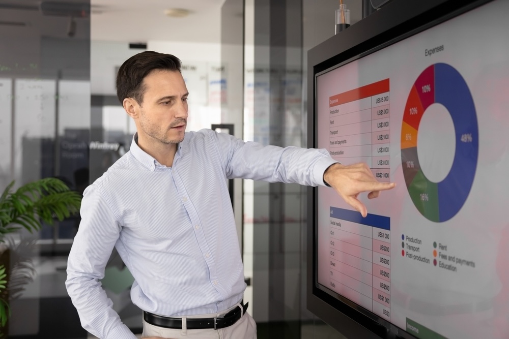 Requirements Engineer moderiert einen Workshop