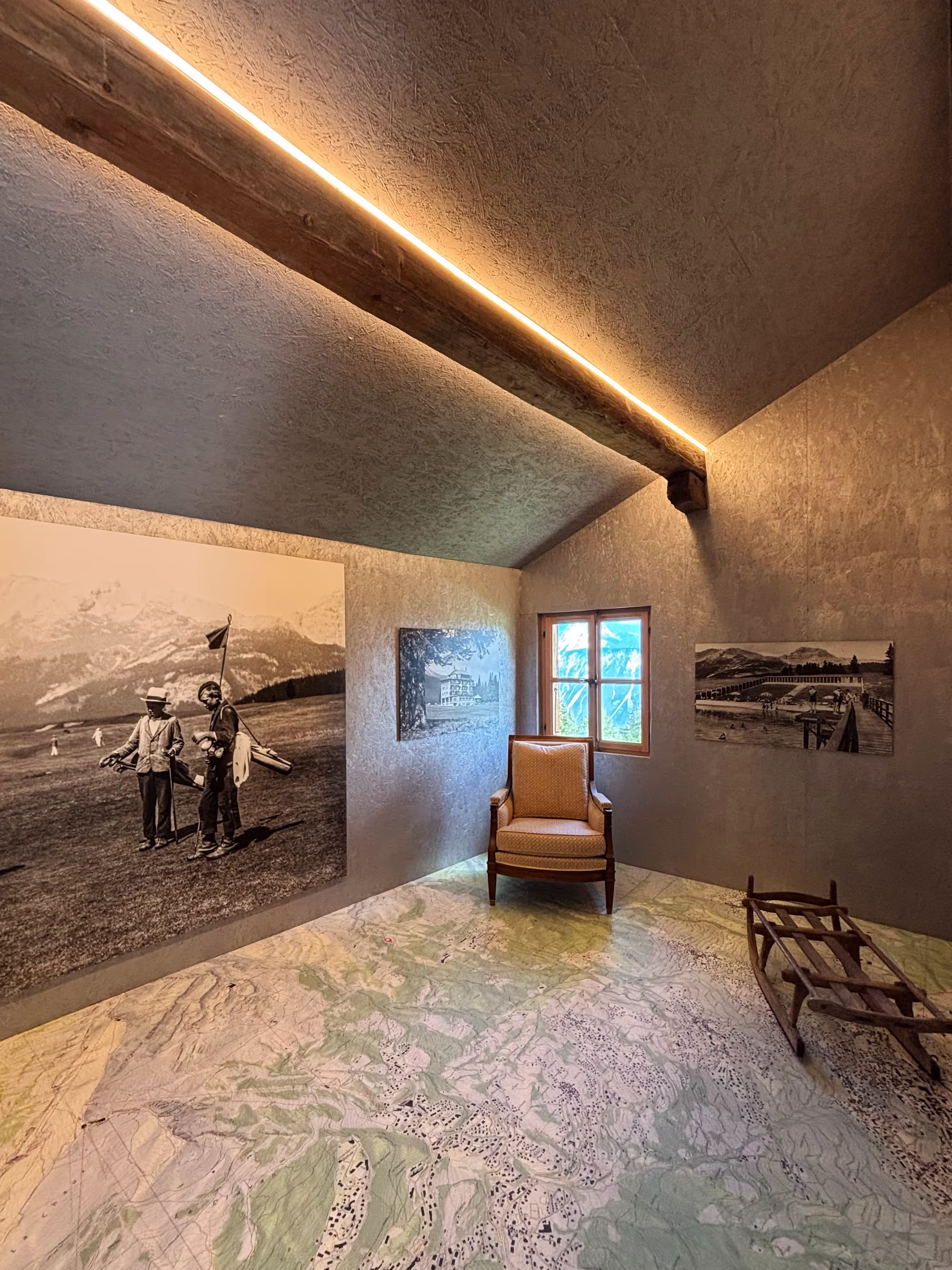 Photo de la scénographie pour l'écomusée de Colombire, ici l'habillage du sol avec lino imprimé et grand tirage photographique sur dibond