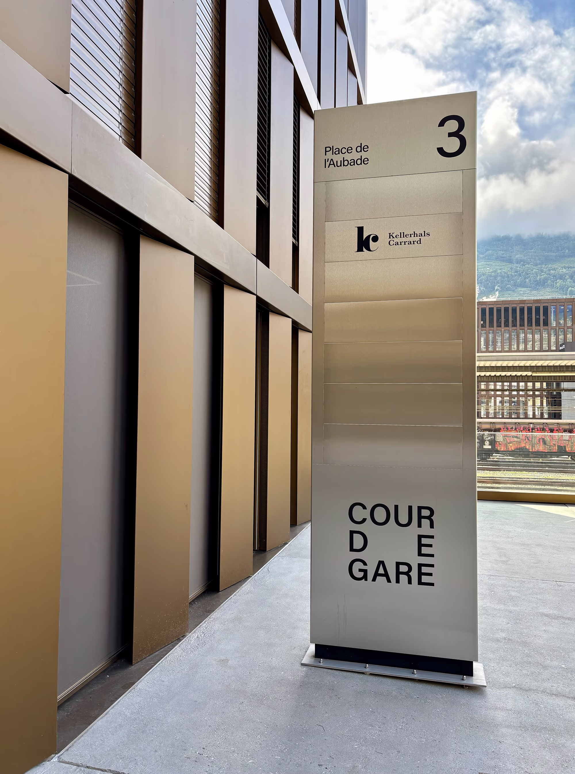 Totem sur mesure pour Cour de Gare