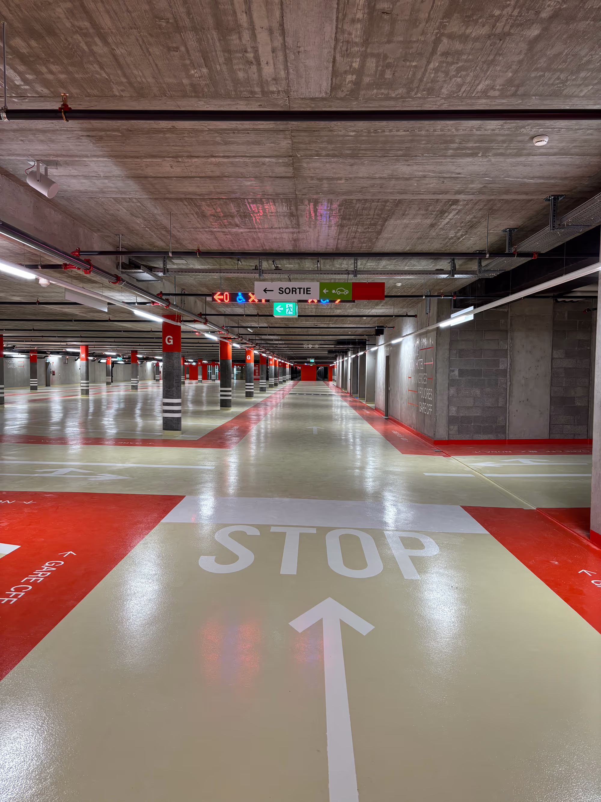 Flèche directionnelle du parking de Cour de Gare, peinte sur béton