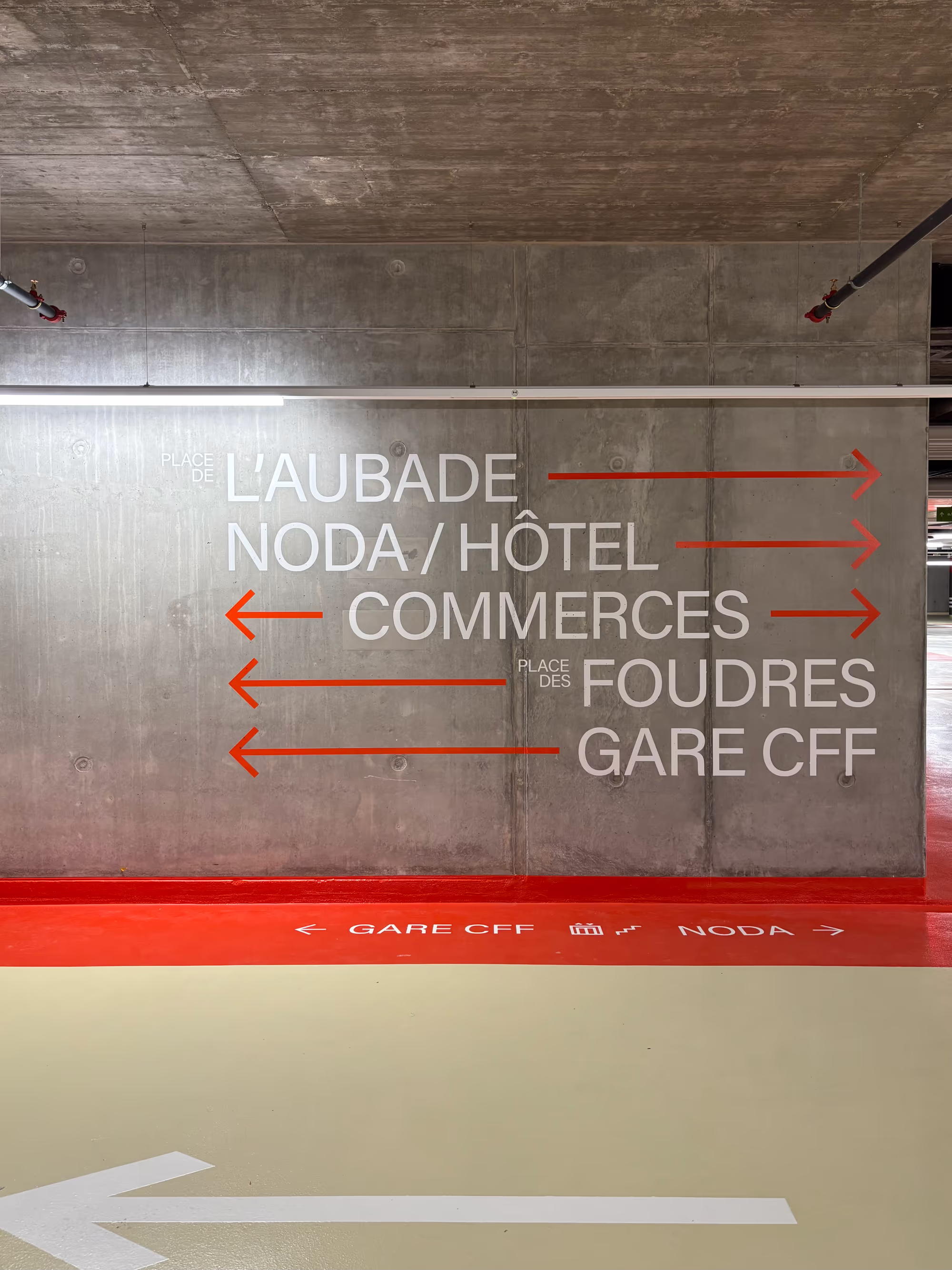 Photo de la signalétique peinte sur béton pour Cour de Gare