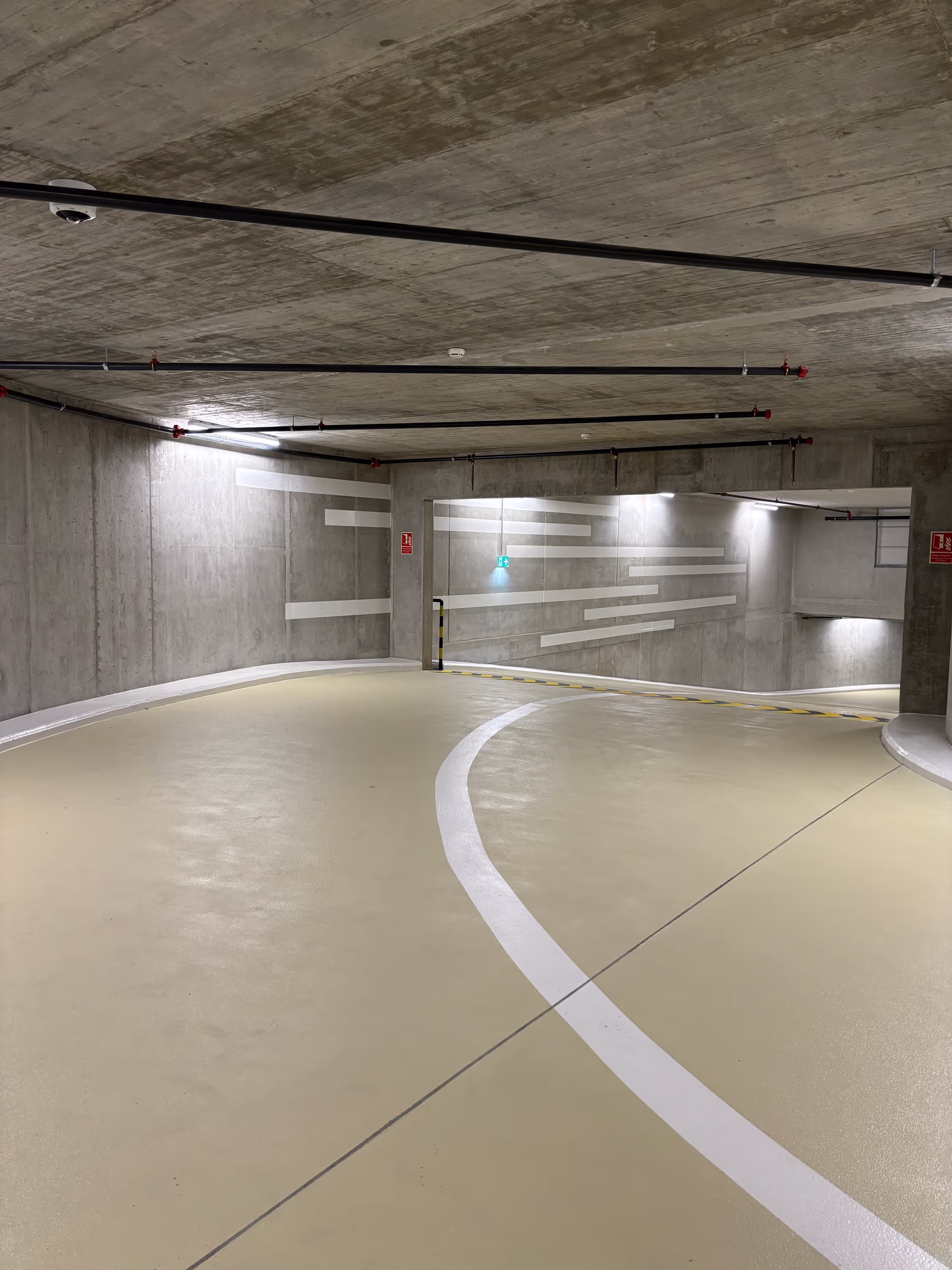 Rampe du parking de Cour de Gare avec décoration peinte sur béton