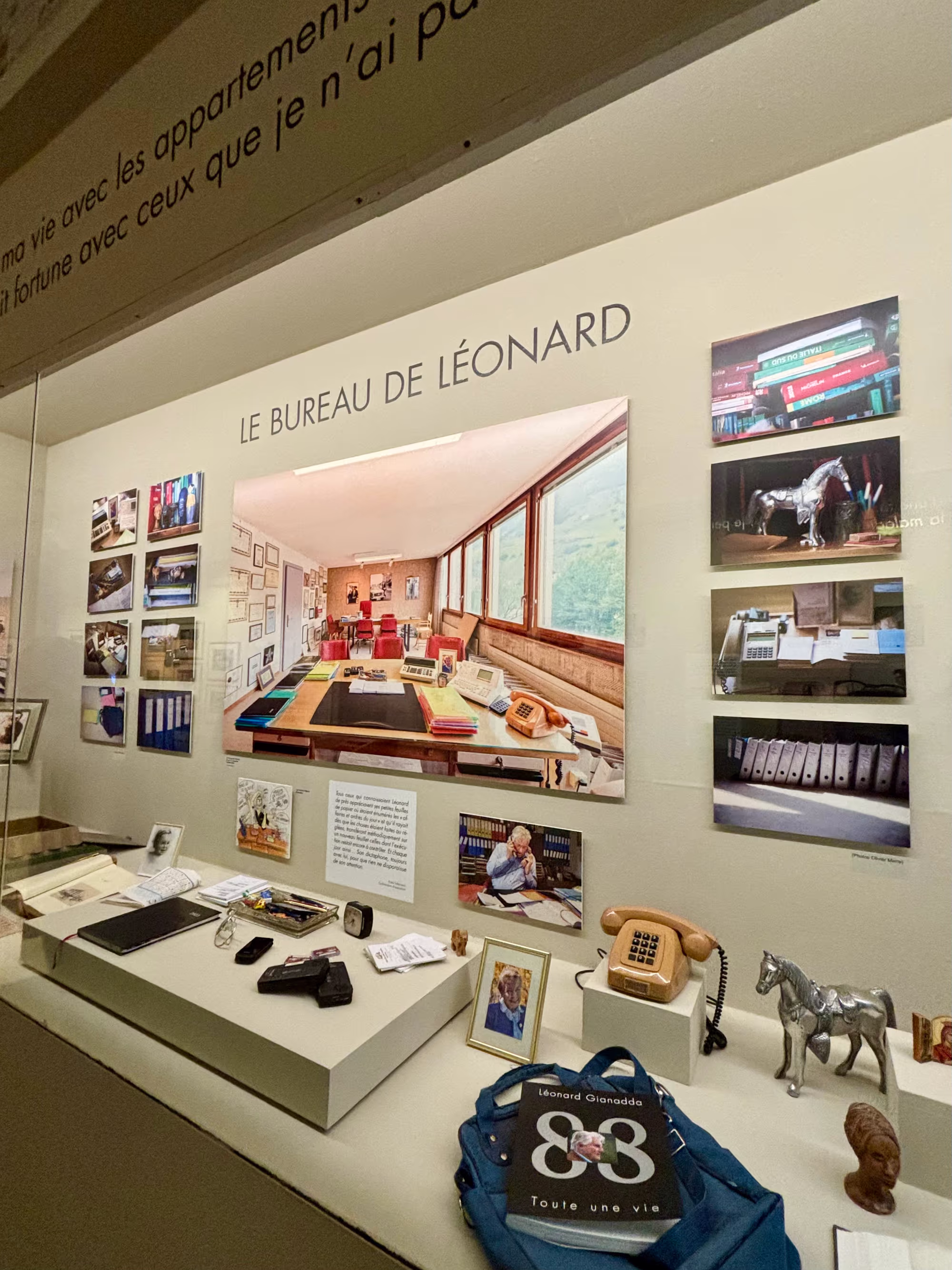 Mise en scène de divers éléments liés à l'exposition "Léonard Gianadda - Hommage en photographies"