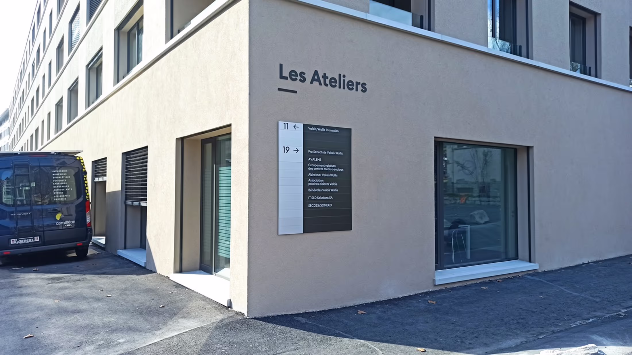 Photo d'une impression numérique sur la facade du nouveau complexe de bâtiment "Les ateliers" à Sion