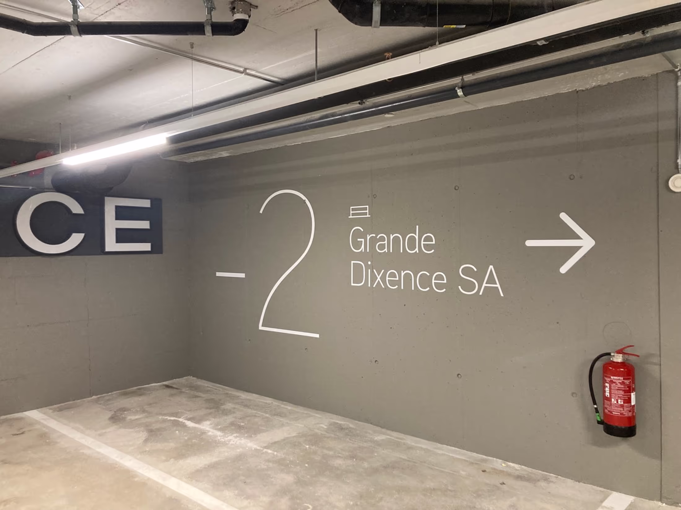 Photo d'une impression numérique réalisé comme signalétique dans le parking de la Grande Dixence SA