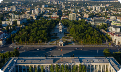 Aerial city view with central park, showing urban layout structure.