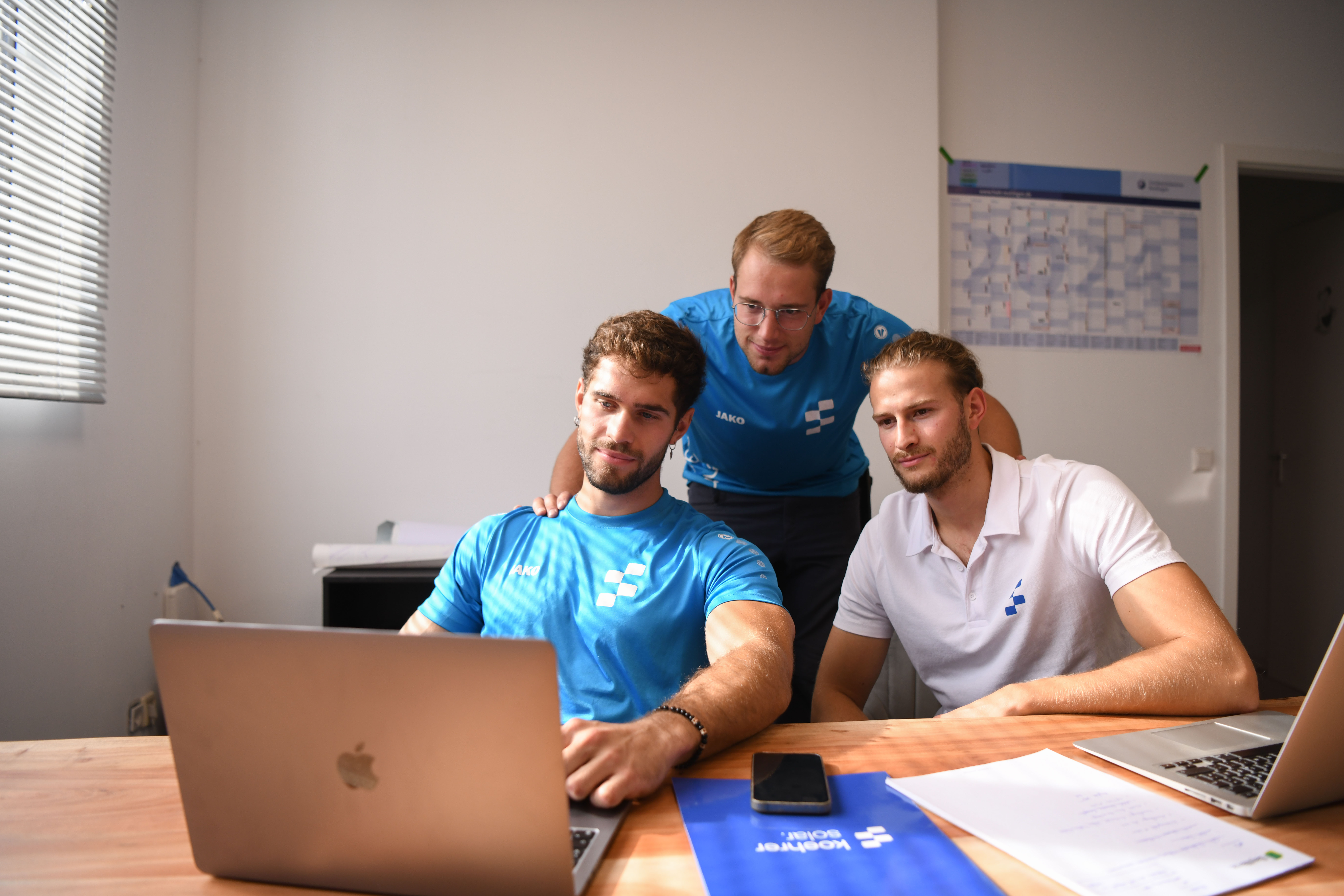 KoehrerSolar-Team bei der gemeinsamen Planung einer Photovoltaikanlage, um maßgeschneiderte Energiekonzepte zu entwickeln.
