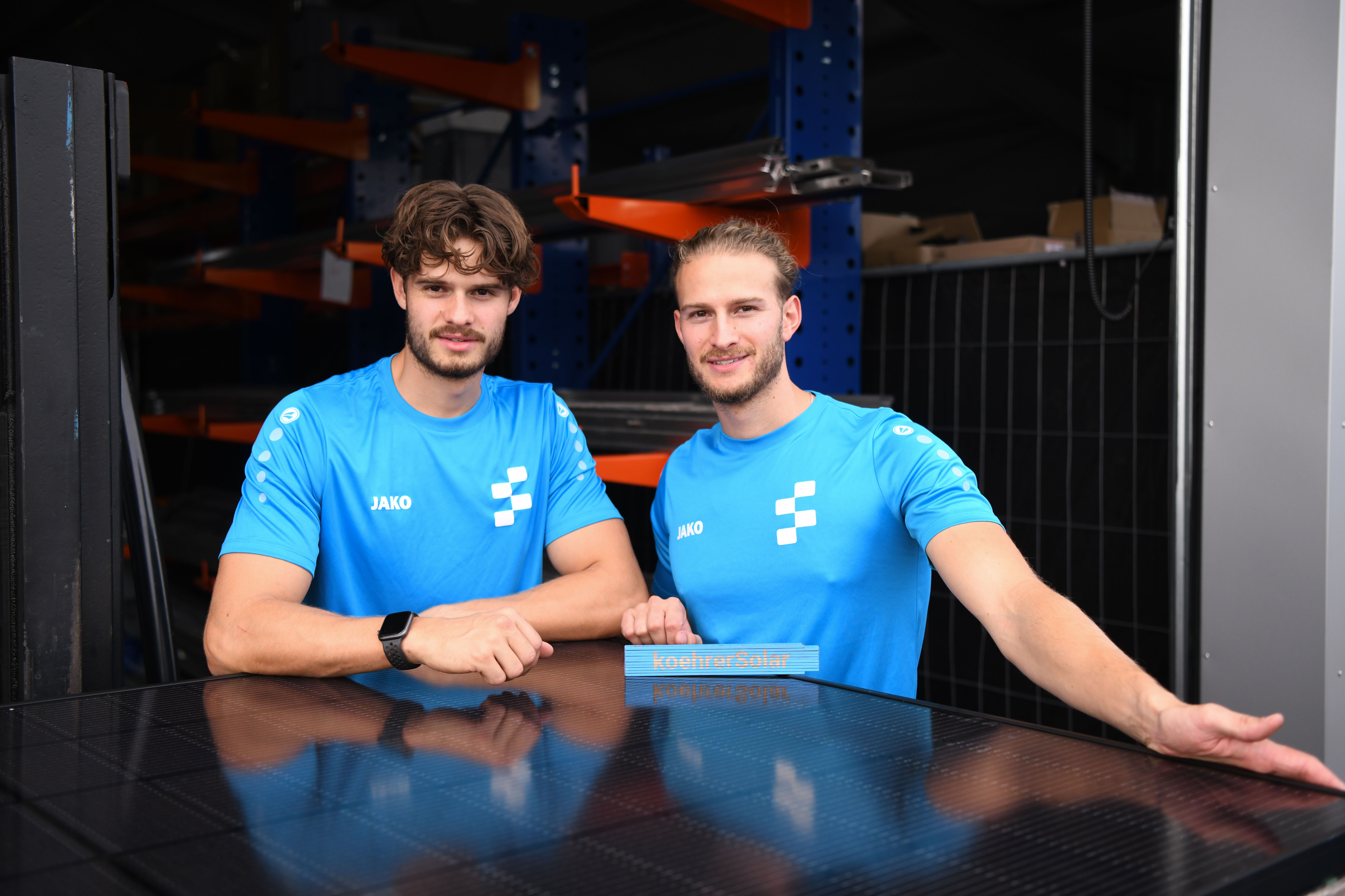 Raphael und Benjamin Koehrer, Gründer von KoehrerSolar, gemeinsam auf dem Bild – Ihre Expertise im Bereich Photovoltaik und Energiemanagement.