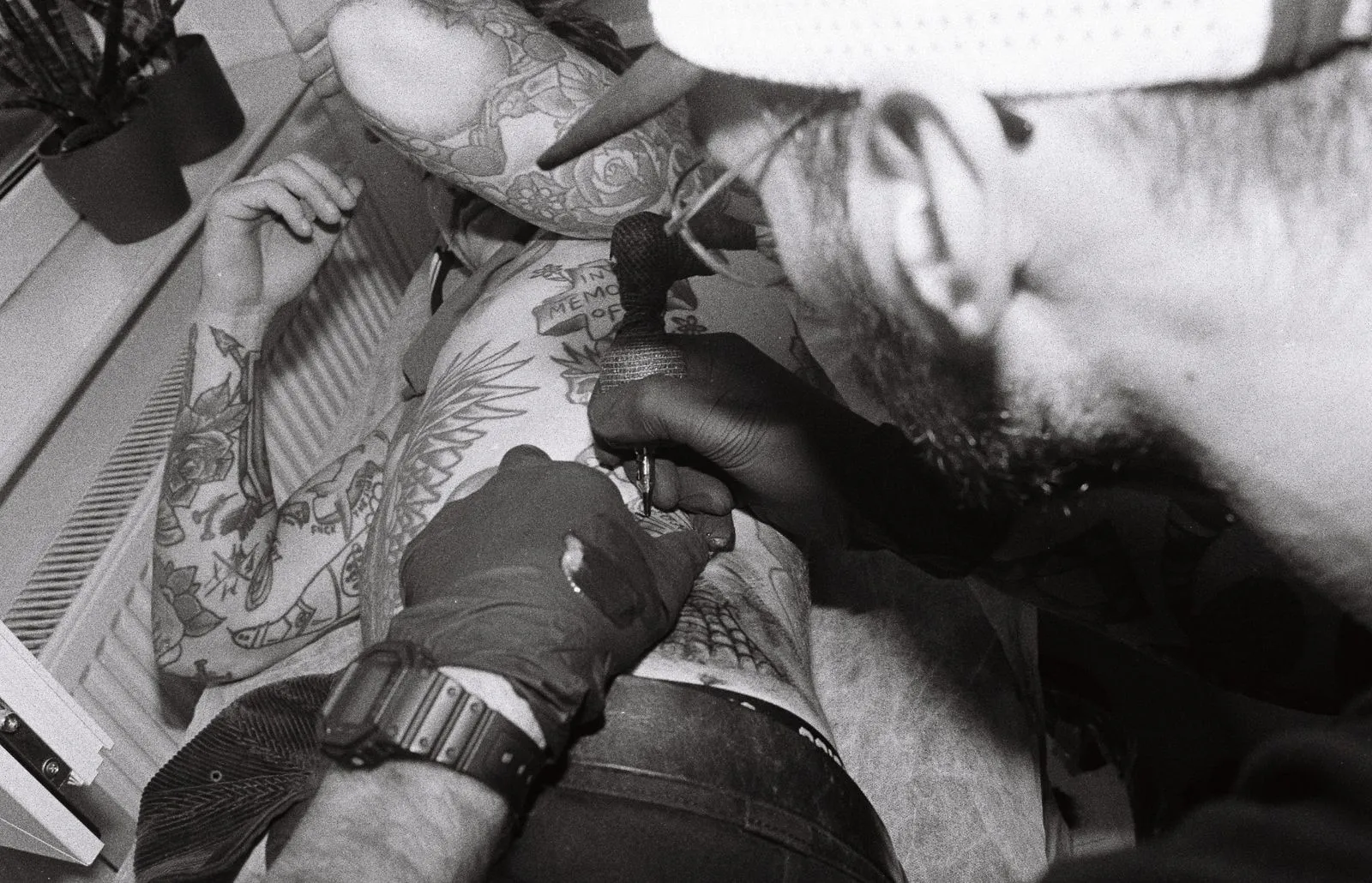 Valentin Hansen beim tätowieren im Tattoostudio Valentin Hansen