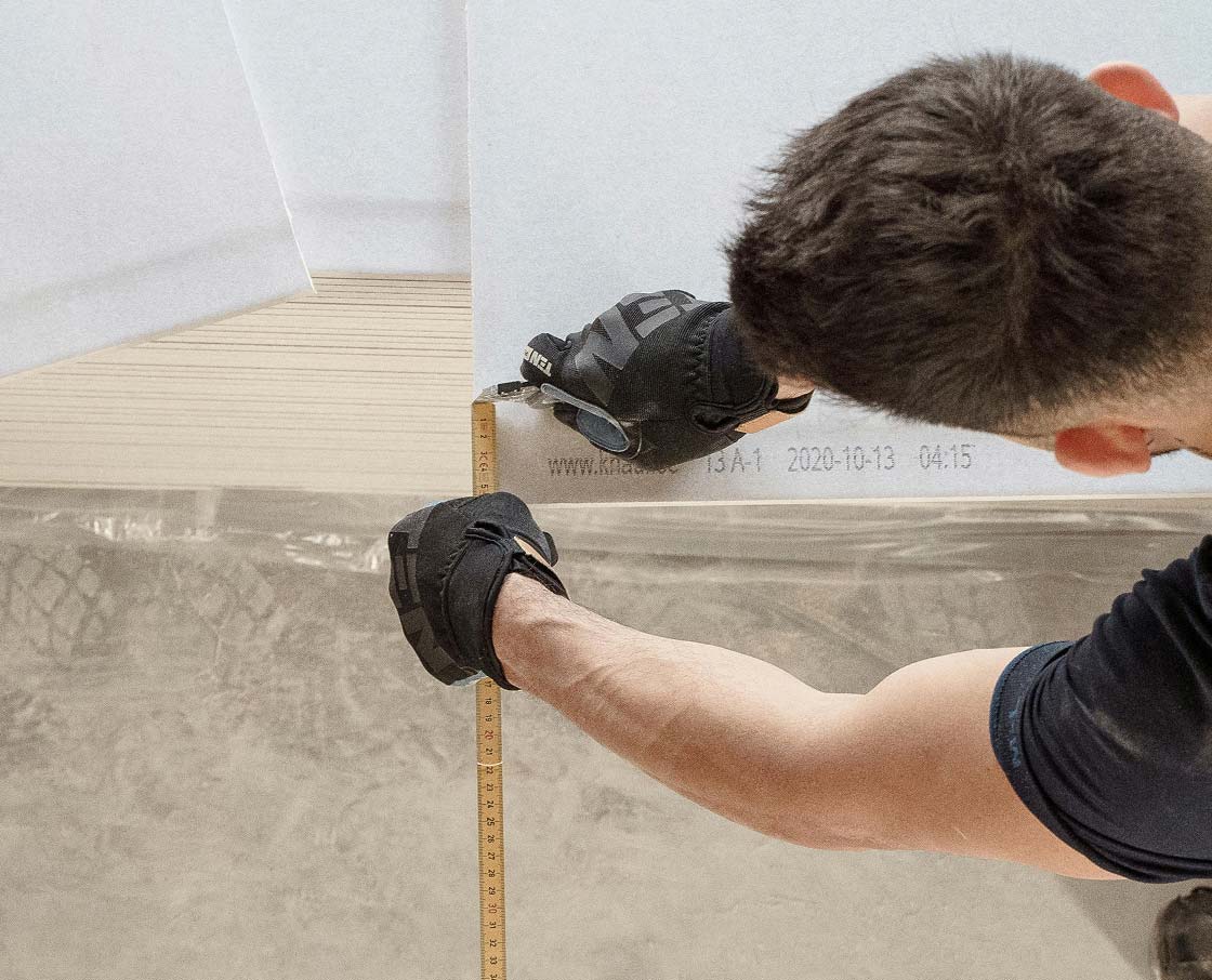 installer cutting flooring