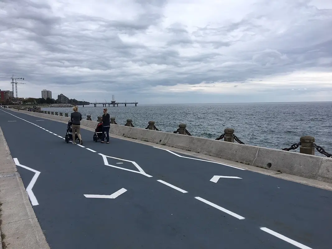 clear directional arrows on bike path