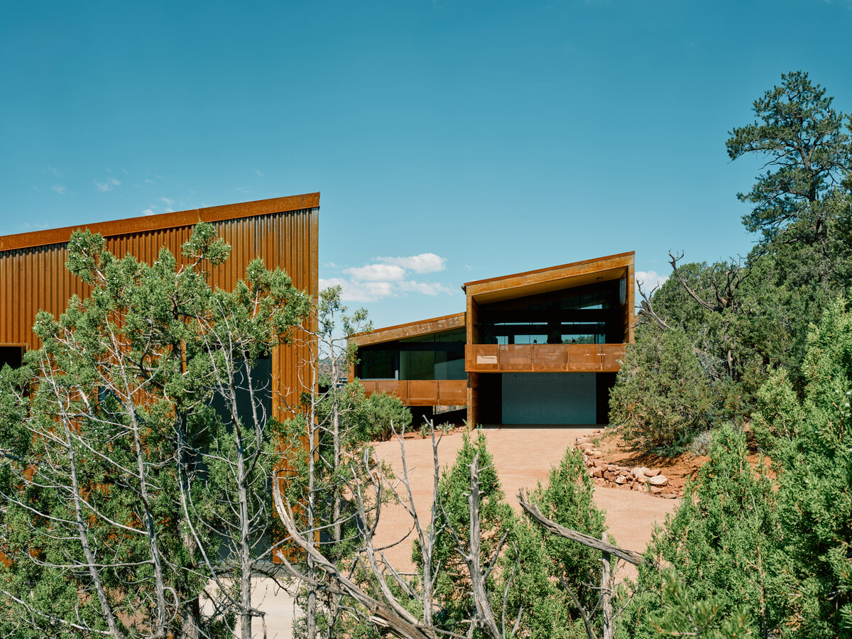 Fox a modern desert home in Sedona at night