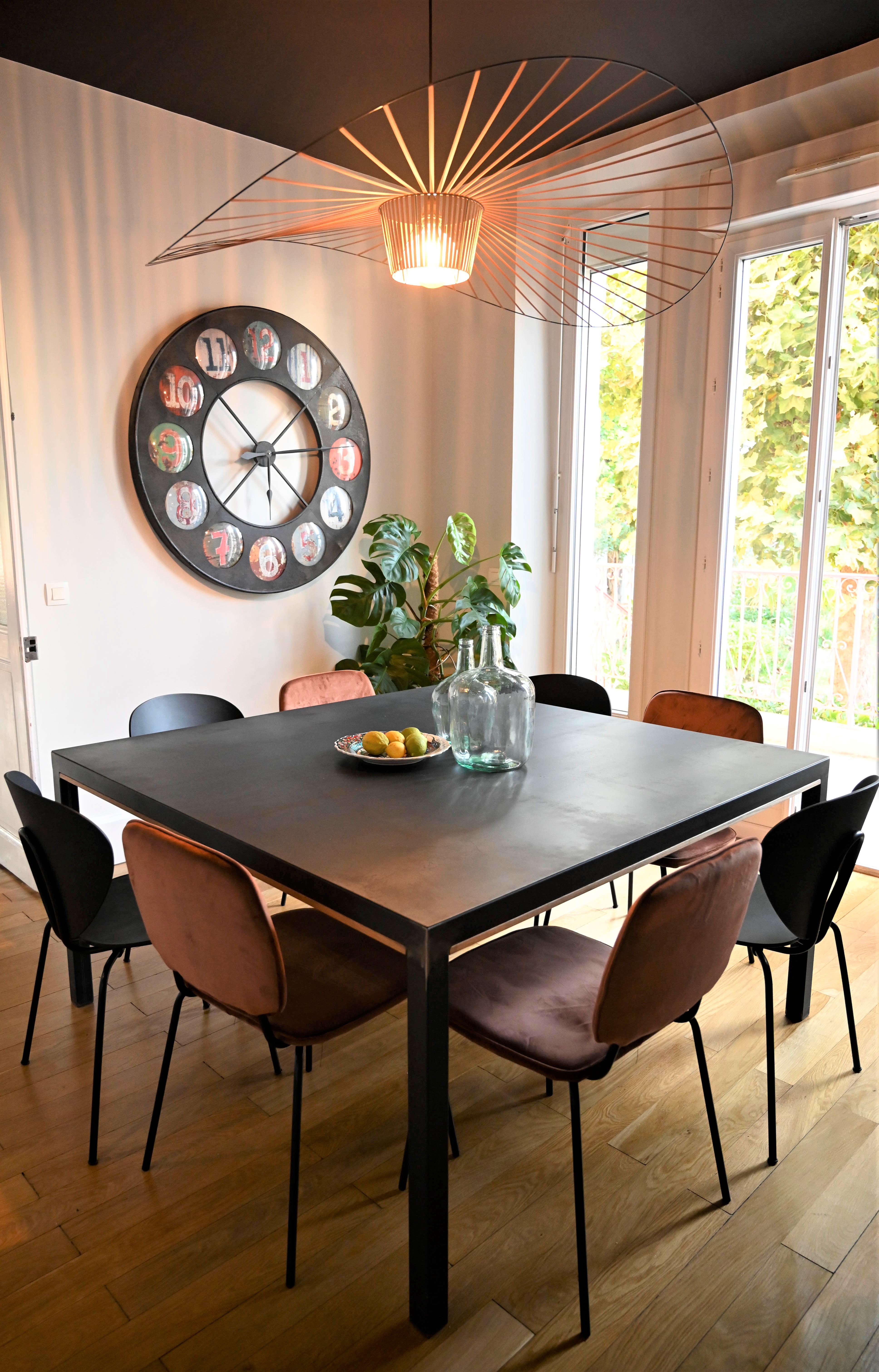 vue de la salle à manger avec réalisation d'une table repas sur mesure en acier