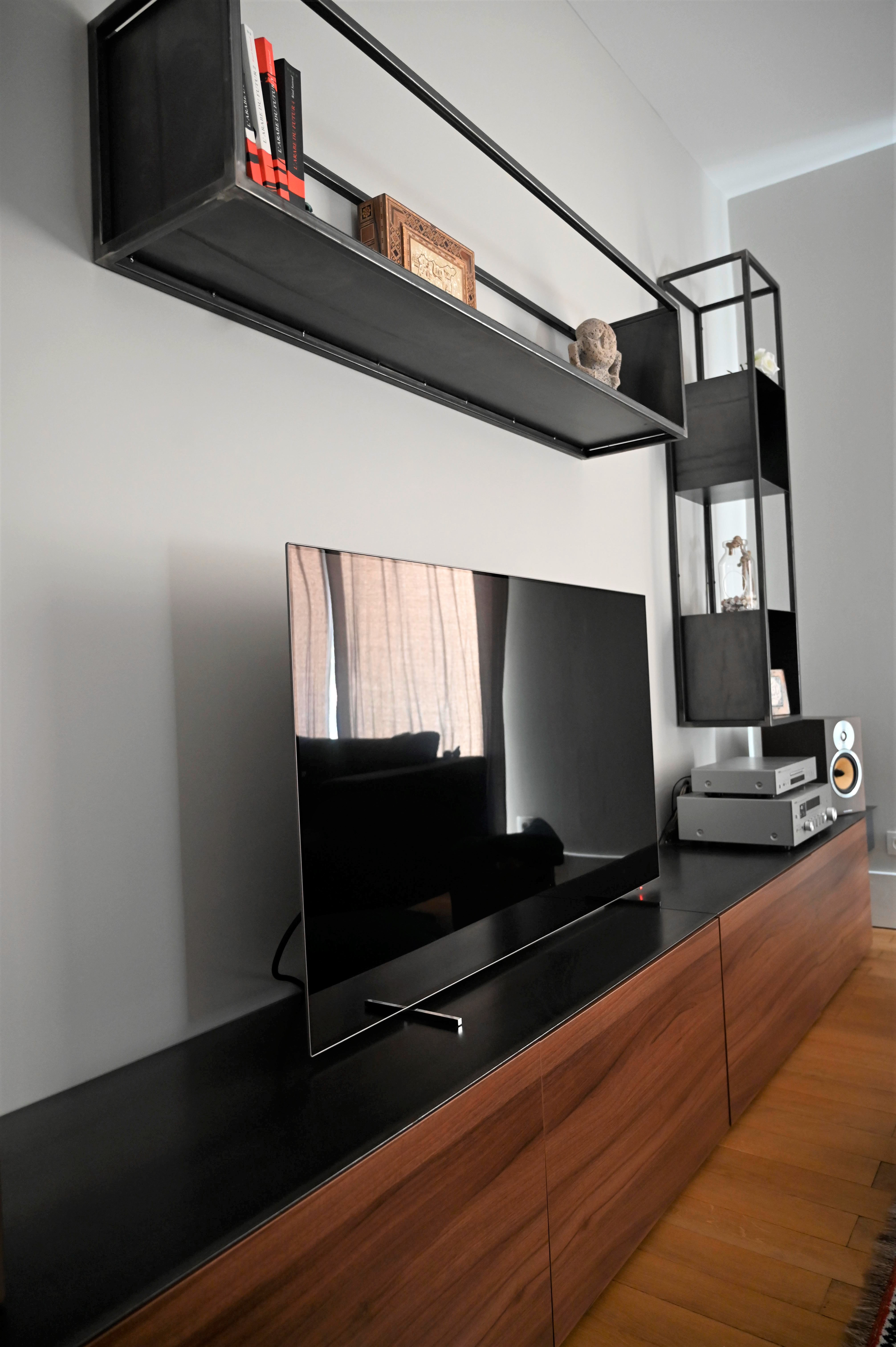 Meuble TV sur mesure acier + placage noyer