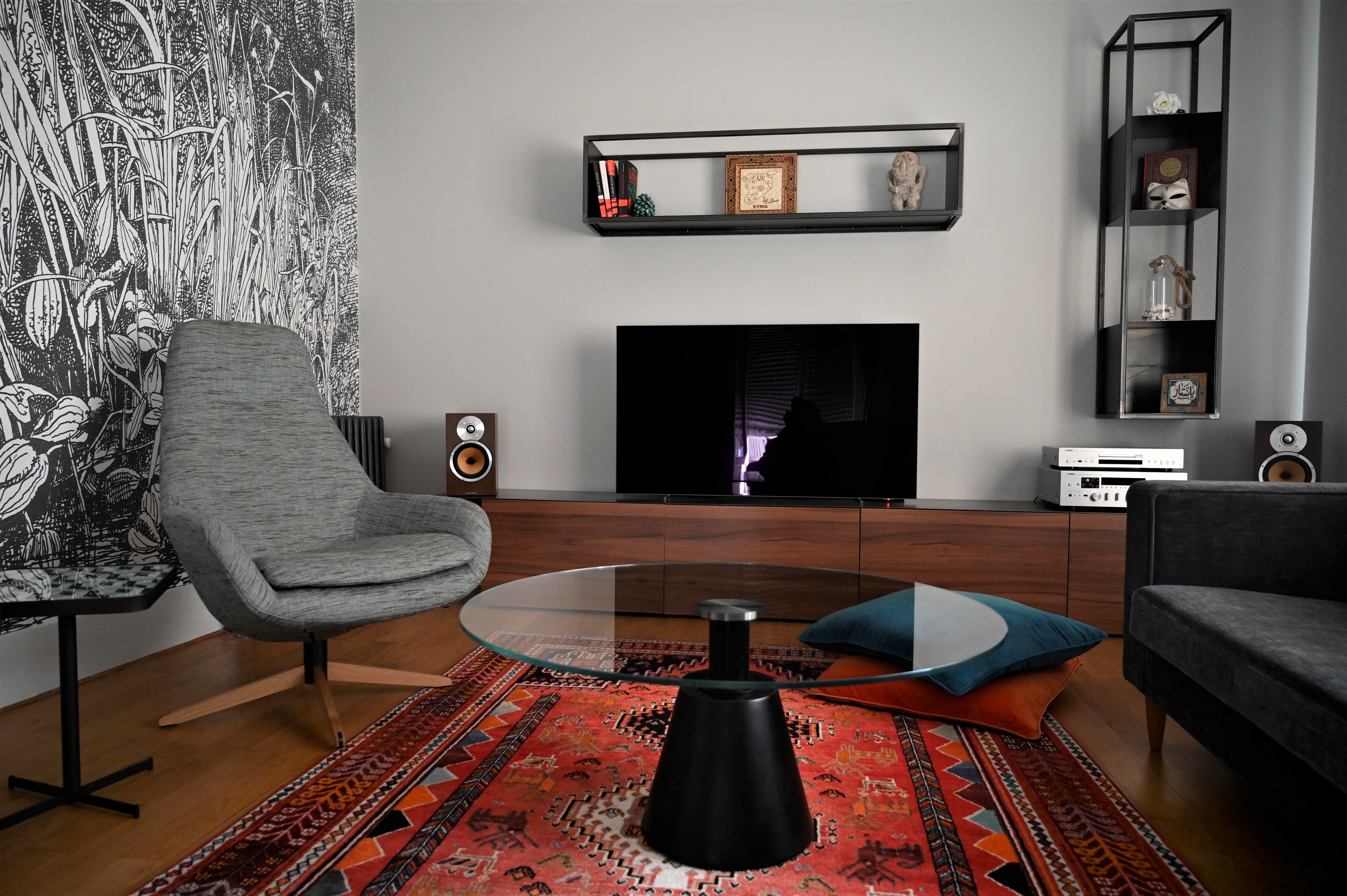 Vue du salon avec meuble TV sur mesure en acier et placage noyer