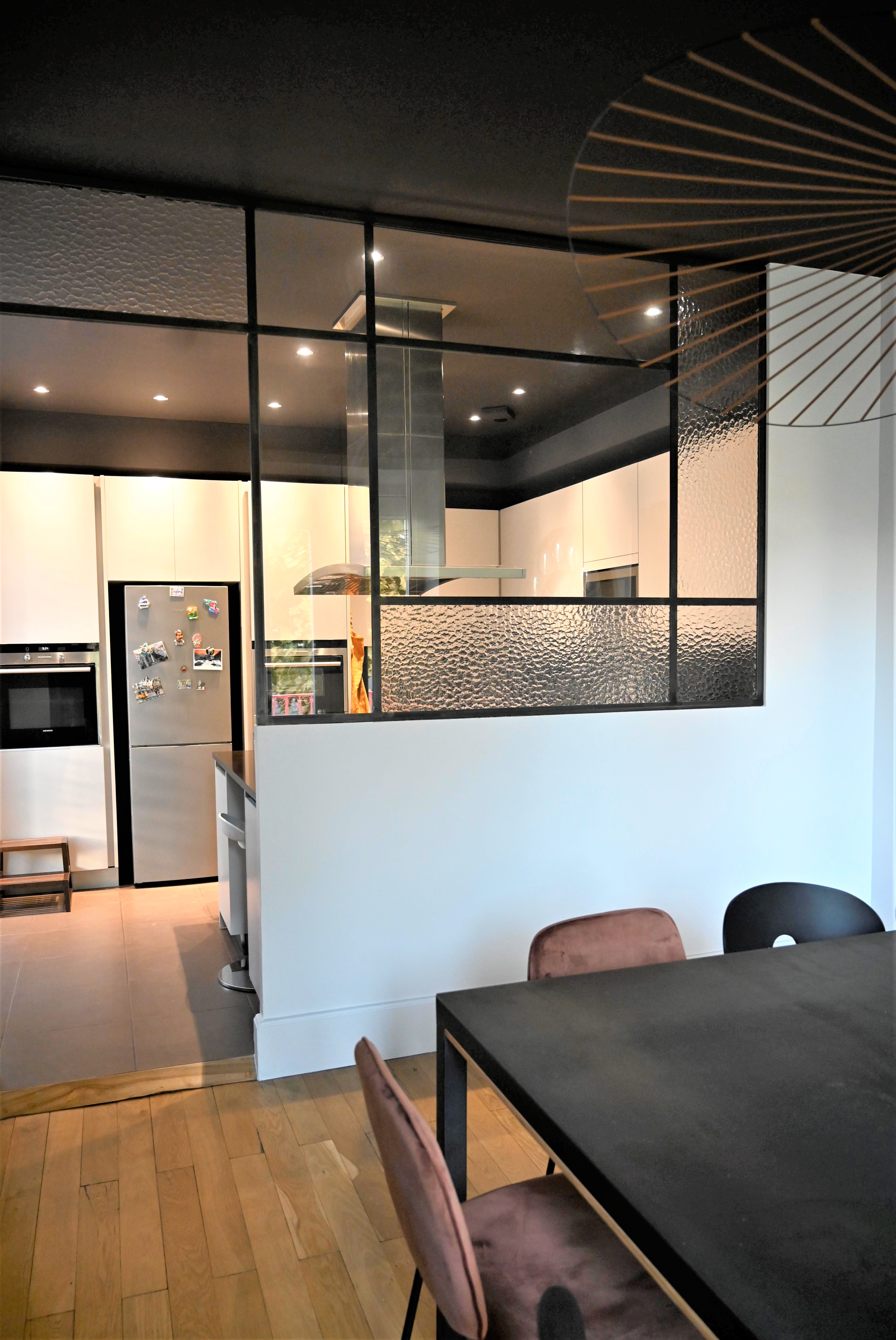 Vue de la salle à manger avec table repas et verrière sur mesure 
