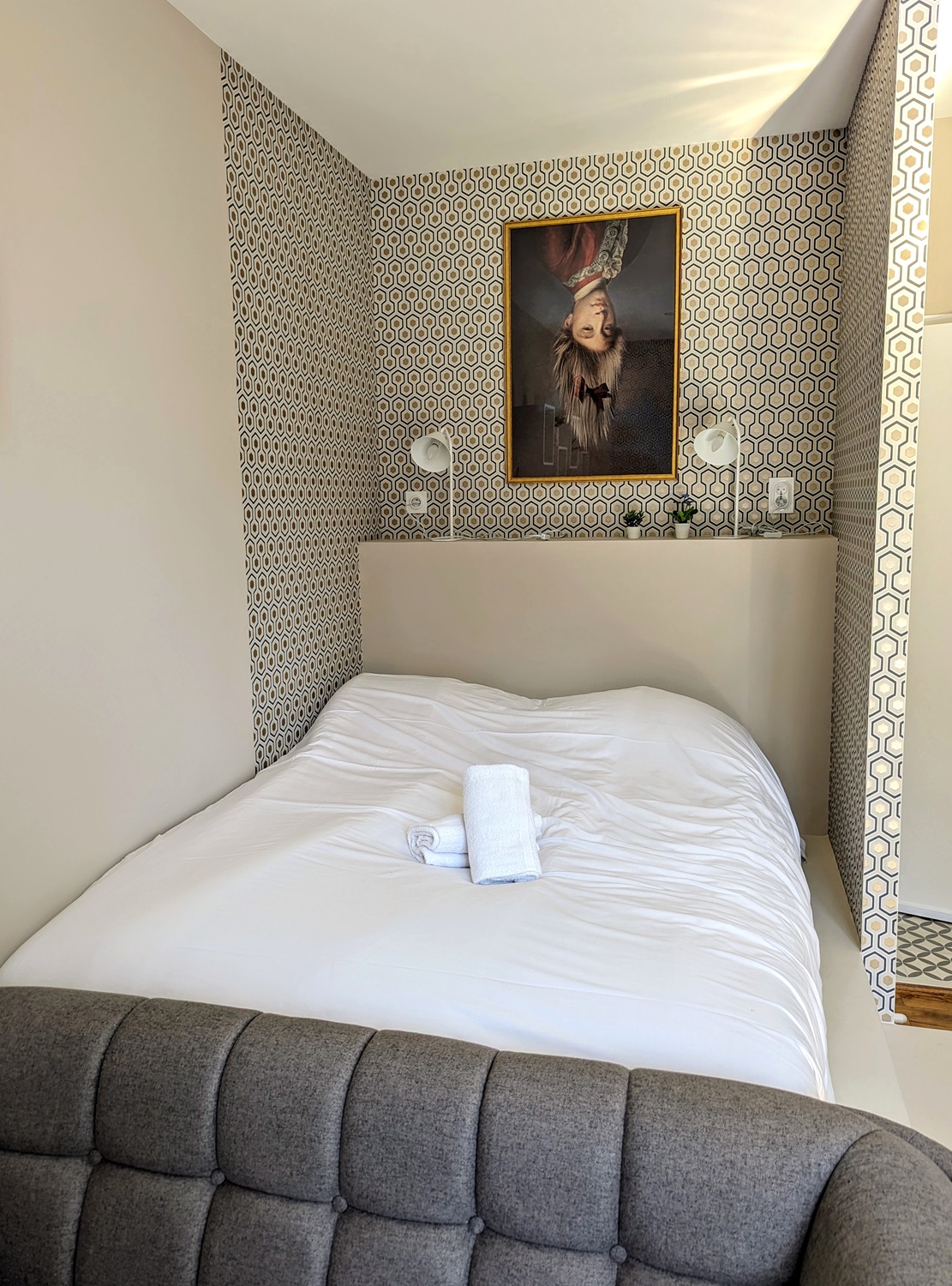 Vue coin nuit sur estrade - papier peint COLE & SON - HICKS HEXAGON