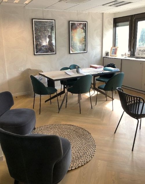 Bureau de la cliente avec table de réunion et coin "détente"