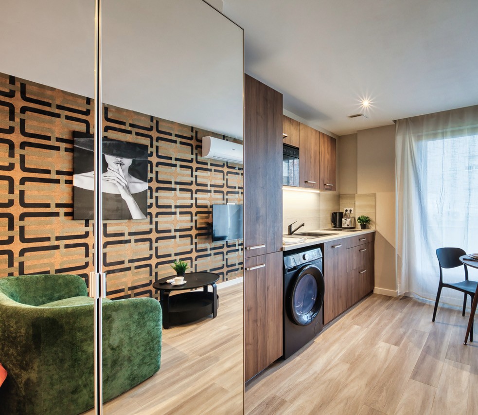 Studio coin cuisine et armoire miroir