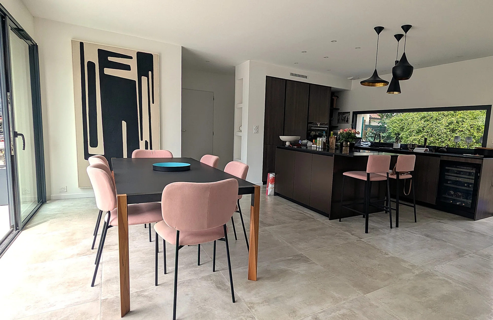 Vue salle à manger et cuisine