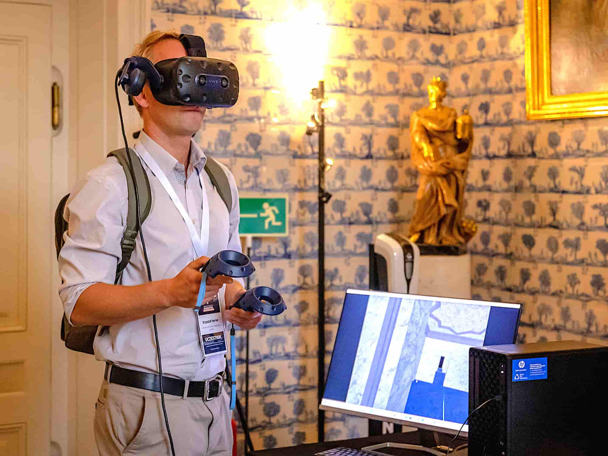 Uczestnik korzystający z gogli VR prezentujących cyfrowy bliźniak zabytku podczas konferencji Digitalizacja Dziedzictwa Kulturowego