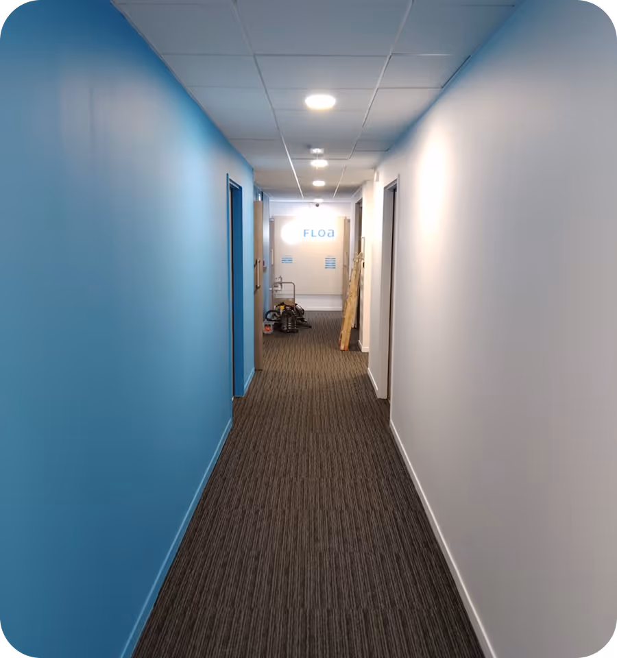 la vue d'un couloir peint en bleu refait par  max et vous